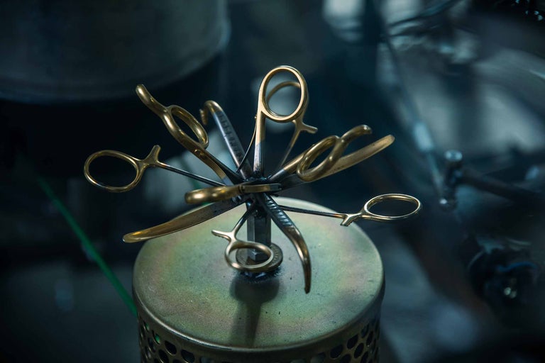 Verschiedene chirurgische Instrumente aus Metall