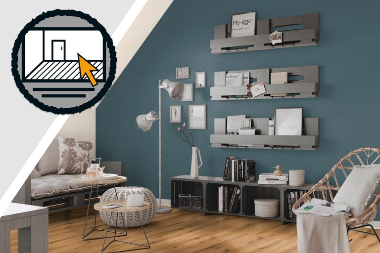 Wohnzimmer mit Regalen, Möbeln und Dekorationsartikeln für ein stilvolles Zuhause. Inklusive Raumplaner Symbol.