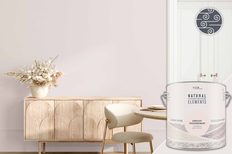 Heller Wohnraum mit Sideboard, Tisch, Stuhl, Tür und Farbeimer