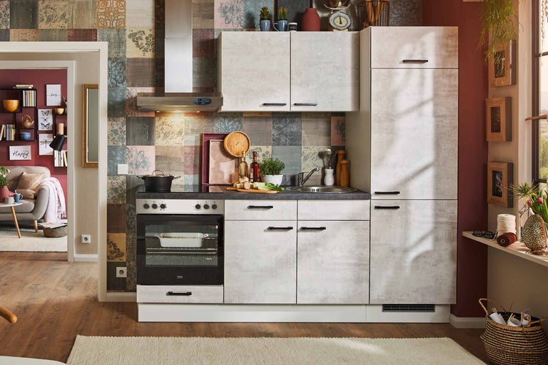 Komplette Küchenzeile mit Elektrogeräten in einem hellen Raum