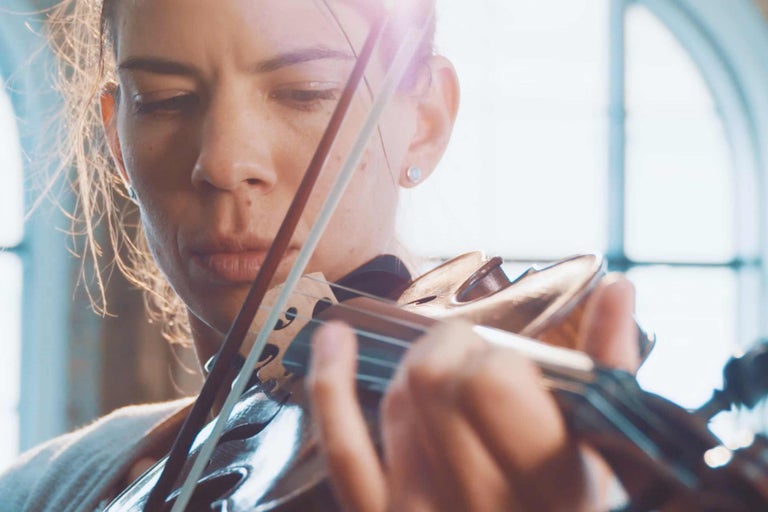 Frau spielt Violine