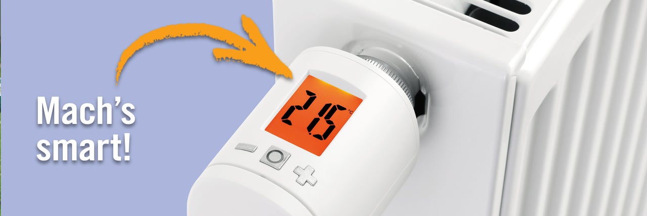 Nahaufnahme eines Heizkörperthermostats mit digitaler Anzeige, das an einem Heizkörper montiert ist