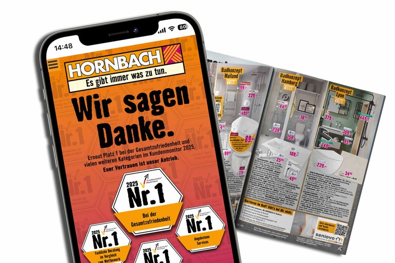 Ein Smartphone zeigt eine Hornbach Werbung mit Auszeichnungen und Badkonzepten aus einem Prospekt.