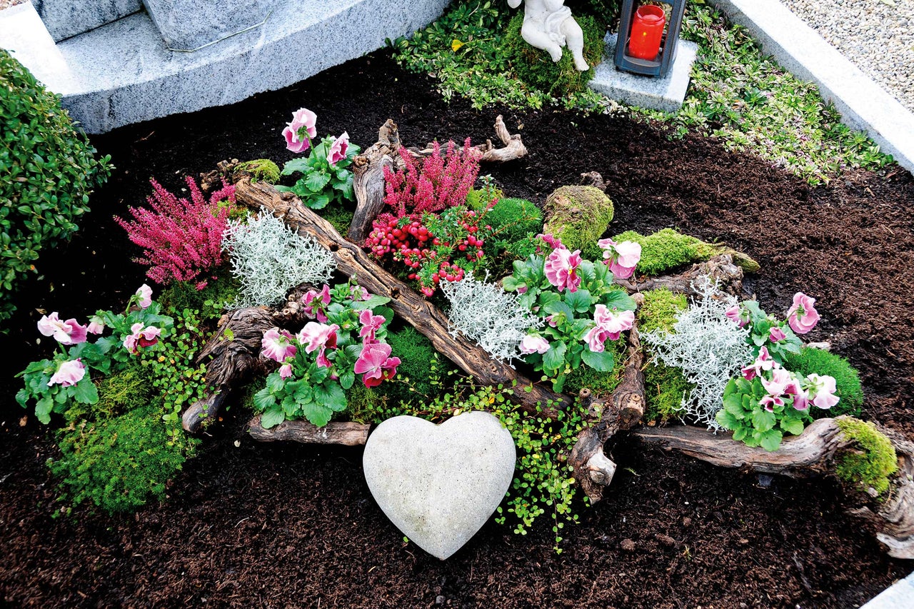 Grabgestaltung mit Pflanzen, Holz und einem Herz aus Stein
