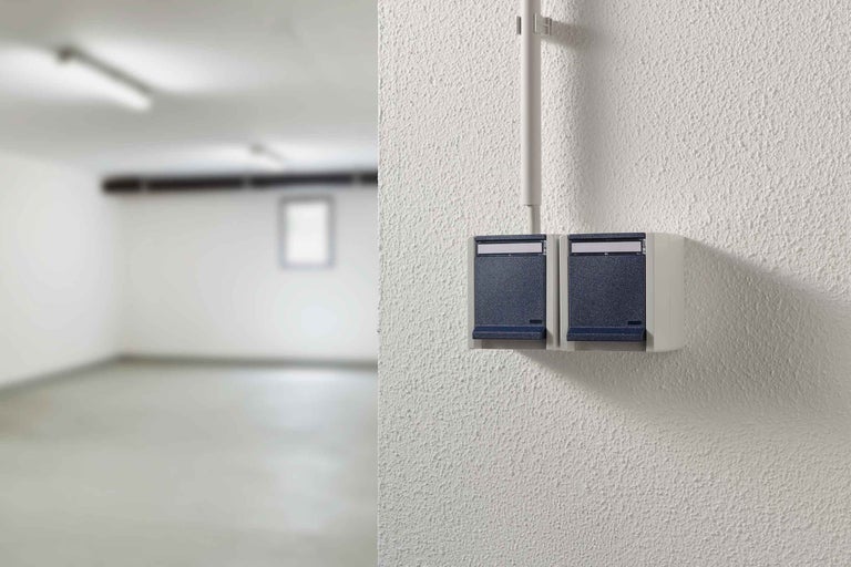 Zwei Aufputz-Feuchtraumschalter in einem hellen Raum