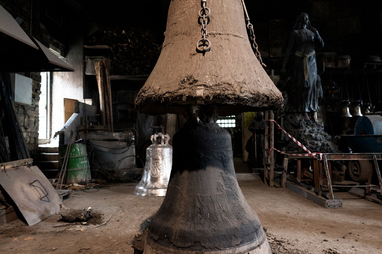 Werkstattansicht mit großer Glocke und Werkzeugen