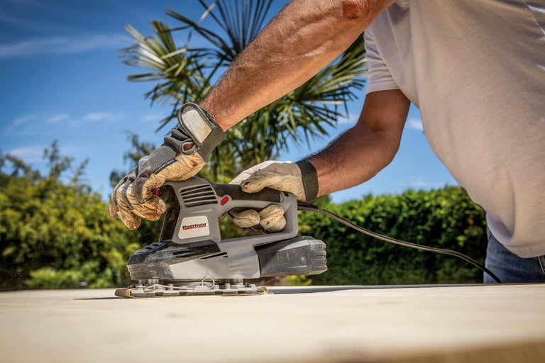 Eine Person benutzt einen Schwingschleifer von Pattfield zum Schleifen einer Holzoberfläche.