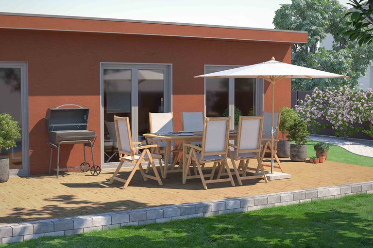 Terrasse mit Grill, Esstisch, Stühlen und Sonnenschirm