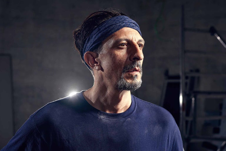 Porträt eines Mannes mit Stirnband und T-Shirt