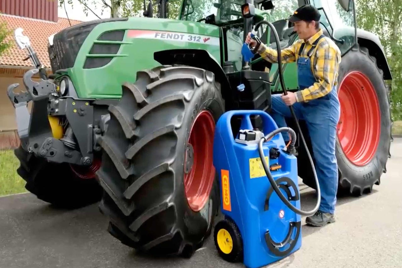 
			Eine mobile Tankanlage neben einem Traktor während des Betankens.
		