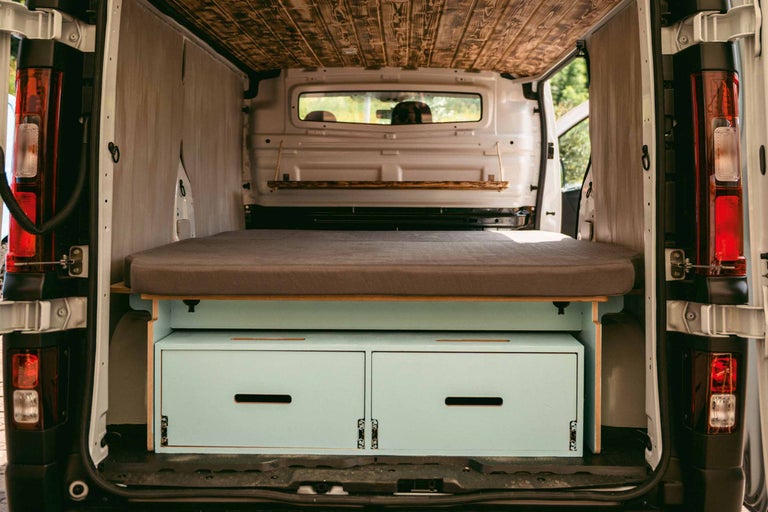 Ausgebauter Kastenwagen mit Bett und Schubladen für Campingausflüge