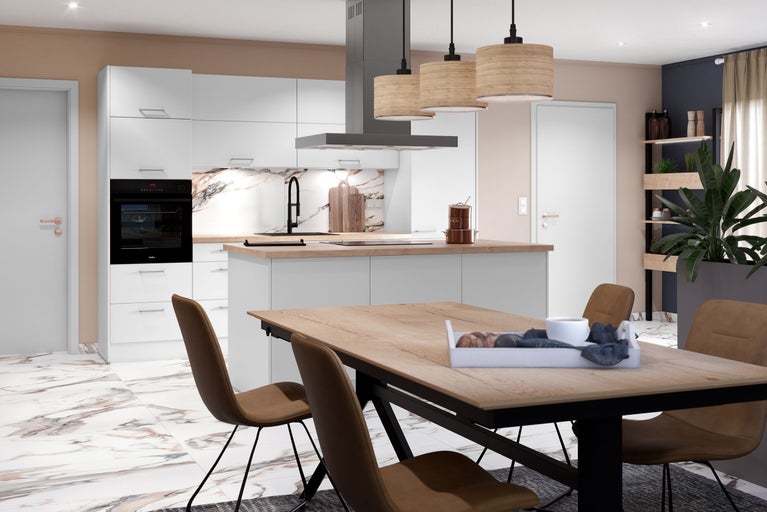 Helle Küche mit Essbereich, Esstisch, Stühlen und Kücheninsel.