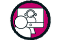 Symbol für Online-Beratung: Person vor Monitor telefoniert über Video mit Berater. Symbol für Online-Beratung: Person vor Monitor telefoniert über Video mit Berater.
