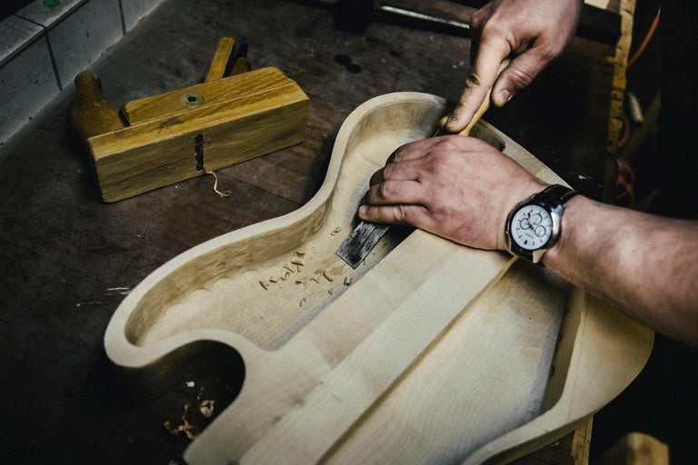 Handwerkliches Arbeiten an einem Gitarrenrohling mit Stecheisen und Hobel