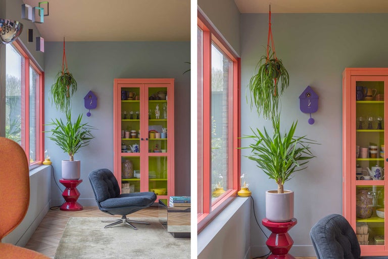 Helles Wohnzimmer mit Schrank, Sessel und Zimmerpflanzen