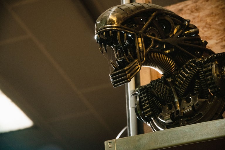 Skulptur eines Alienkopfes aus Metall