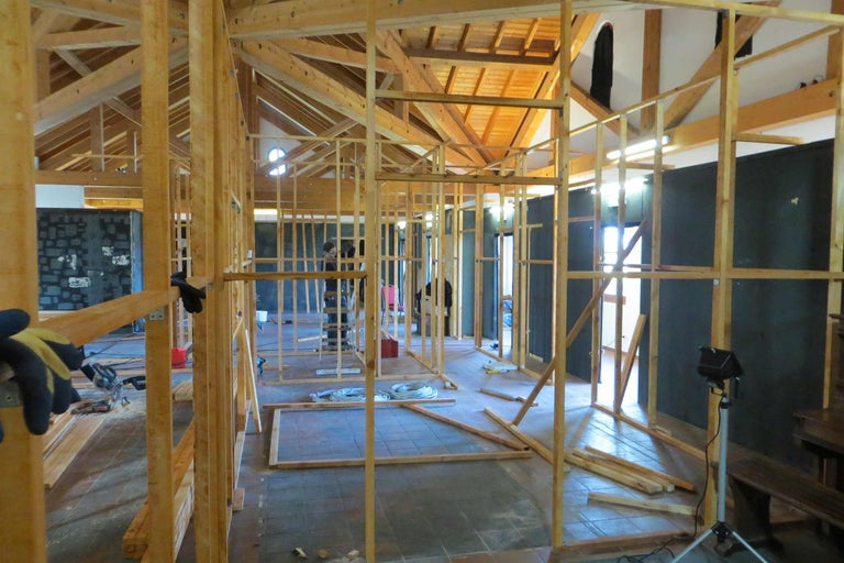 Innenraum eines Holzrahmenbaus mit Bauholz und Werkzeugen