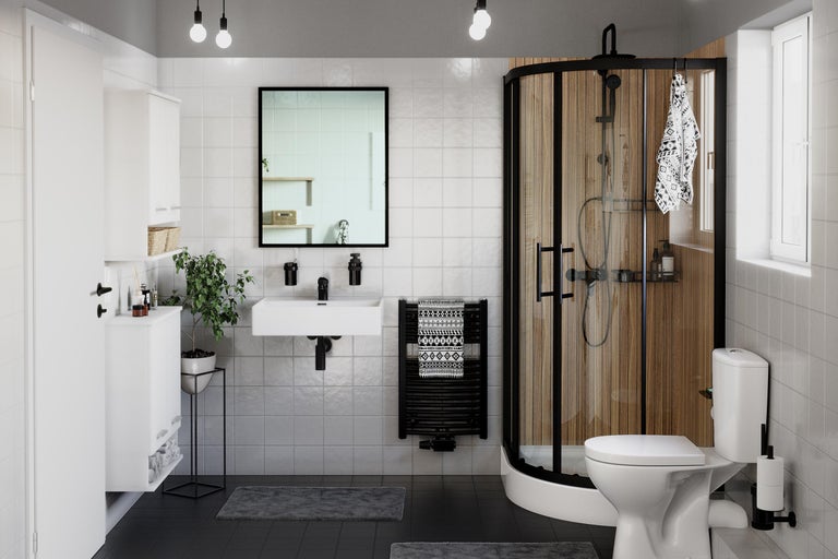 Helles Badezimmer mit Dusche, Waschbecken, Spiegel und Toilette