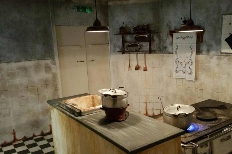 Küchenszene mit Herd, Spüle und Kochutensilien