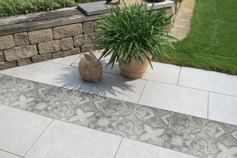 Terrasse mit Pflanze, Zierhase und Fliesen mit Muster