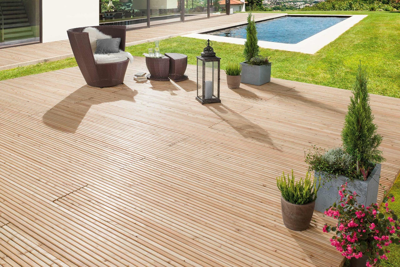 Terrassengestaltung mit Bambus Terrassendielen, Gartenmöbeln und Pool