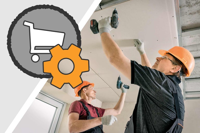 Zwei Handwerker befestigen eine Gipskartonplatte mit einem Akkuschrauber an einer Decke; Einkaufswagen-Symbol und Zahnrad-Symbol