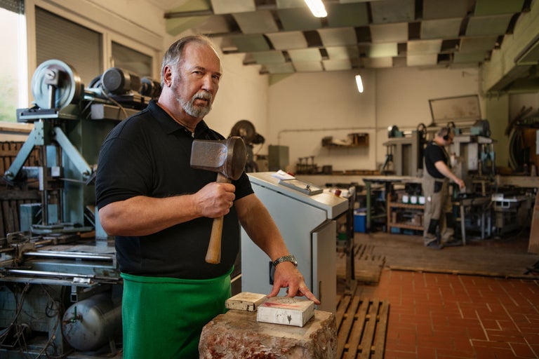 Werkstatt Szene mit Mann, der Hammer hält und Werkzeuge benutzt