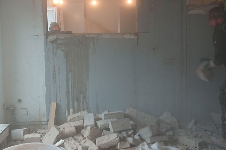 Baustelle mit Mauerdurchbruch und Bauschutt