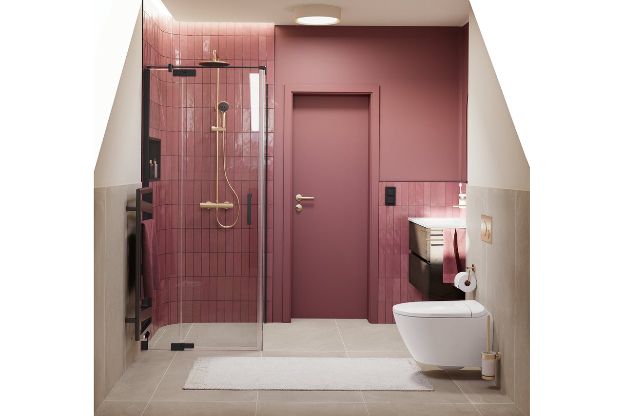 Modernes Badezimmer mit Glasdusche, goldfarbenen Armaturen, vertikalen Fliesen in Beerenfarbe, Wand-WC und einem Waschtischunterschrank aus dunklem Holz.