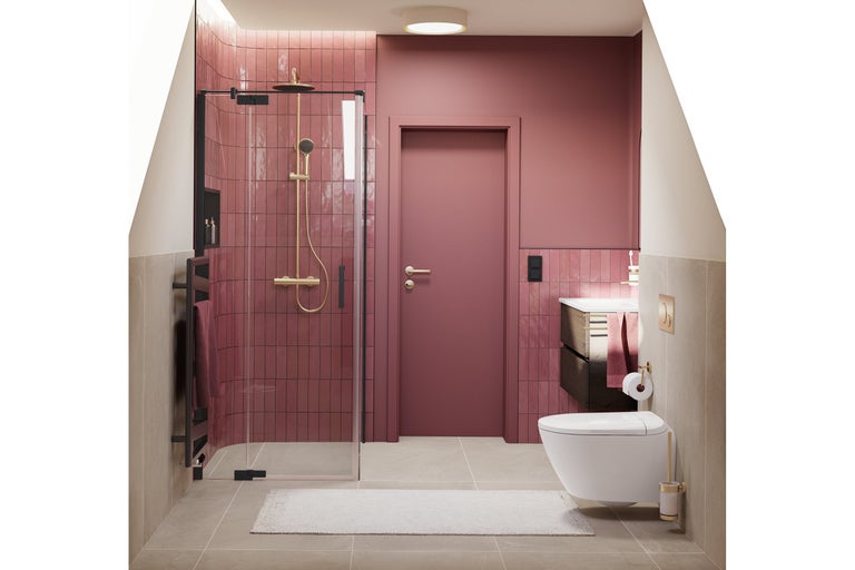 Modernes Badezimmer mit Glasdusche, goldfarbenen Armaturen, vertikalen Fliesen in Beerenfarbe, Wand-WC und einem Waschtischunterschrank aus dunklem Holz.