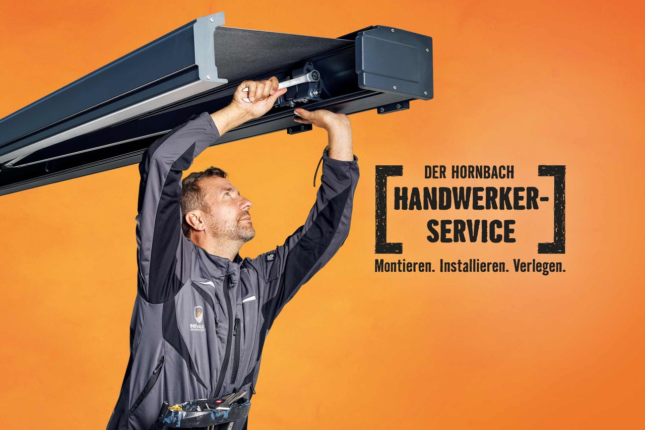 Handwerker montiert eine Markise mit dem HORNBACH Handwerkerservice.