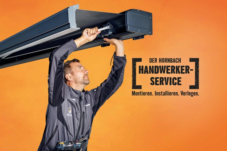 Handwerker montiert eine Markise mit dem HORNBACH Handwerkerservice.