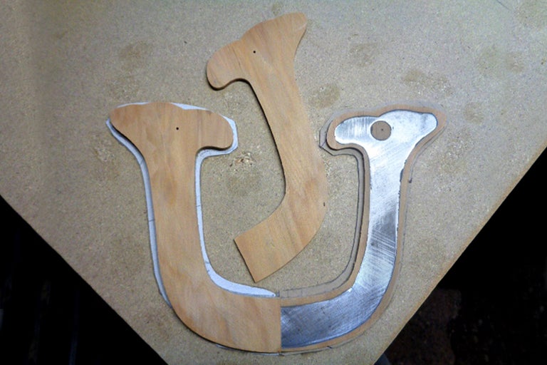 Holzschablone in U-Form auf einer Werkbank