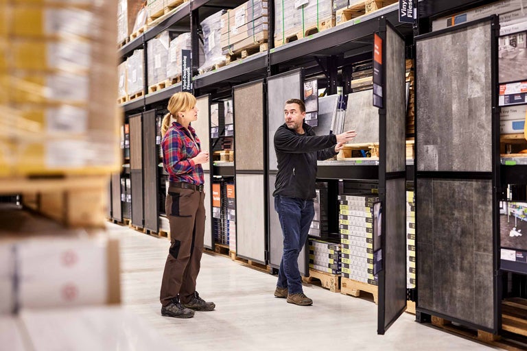 Kunden wählen Vinyl Designbelag in Fliesenoptik im Hornbach Markt.