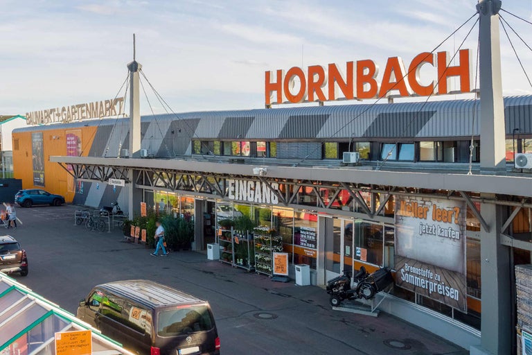Hornbach Bau- und Gartenmarkt Gebäudeansicht mit Parkplatz