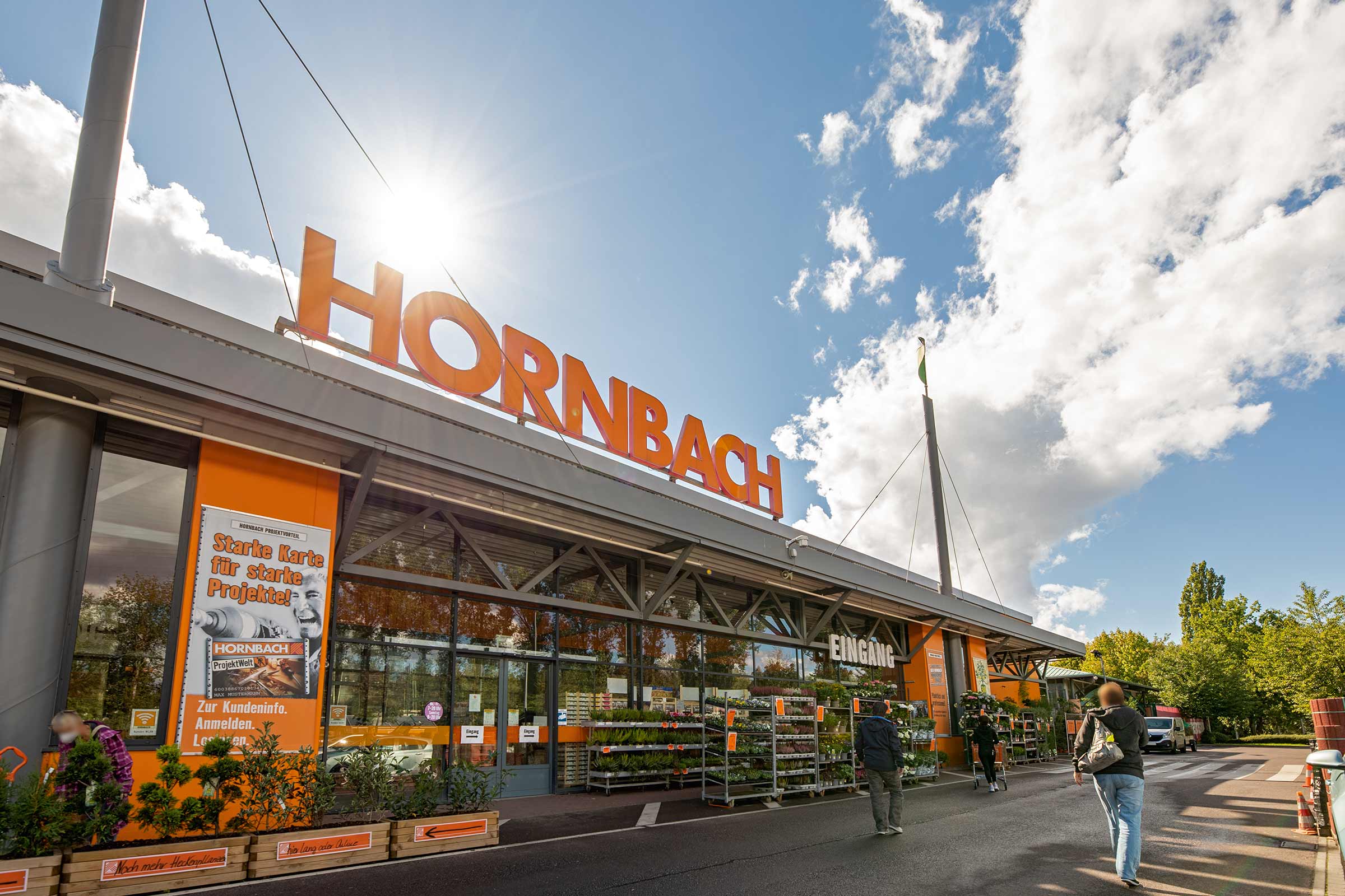  Außenansicht eines Hornbach Baumarktes bei Tageslicht 