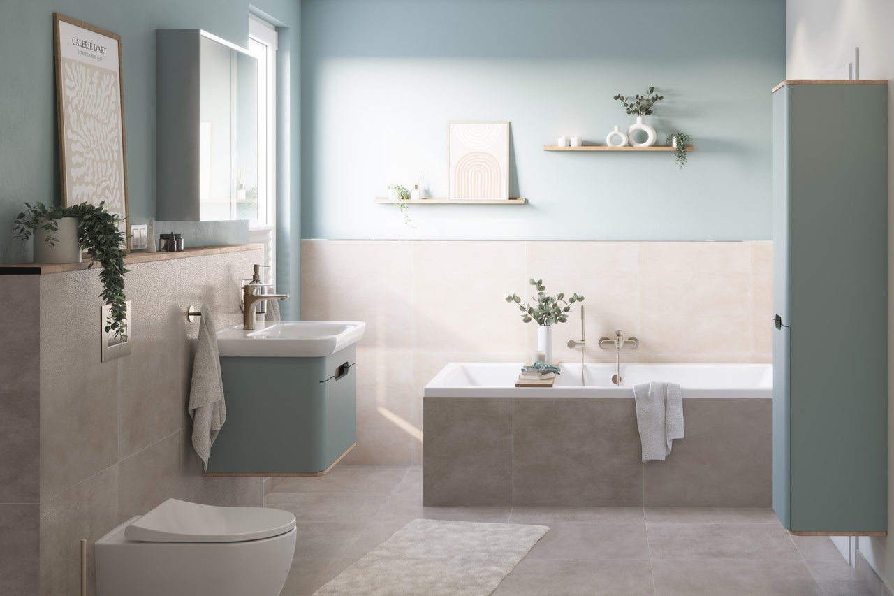 Helles Badezimmer mit Waschtisch, Badewanne und Toilette