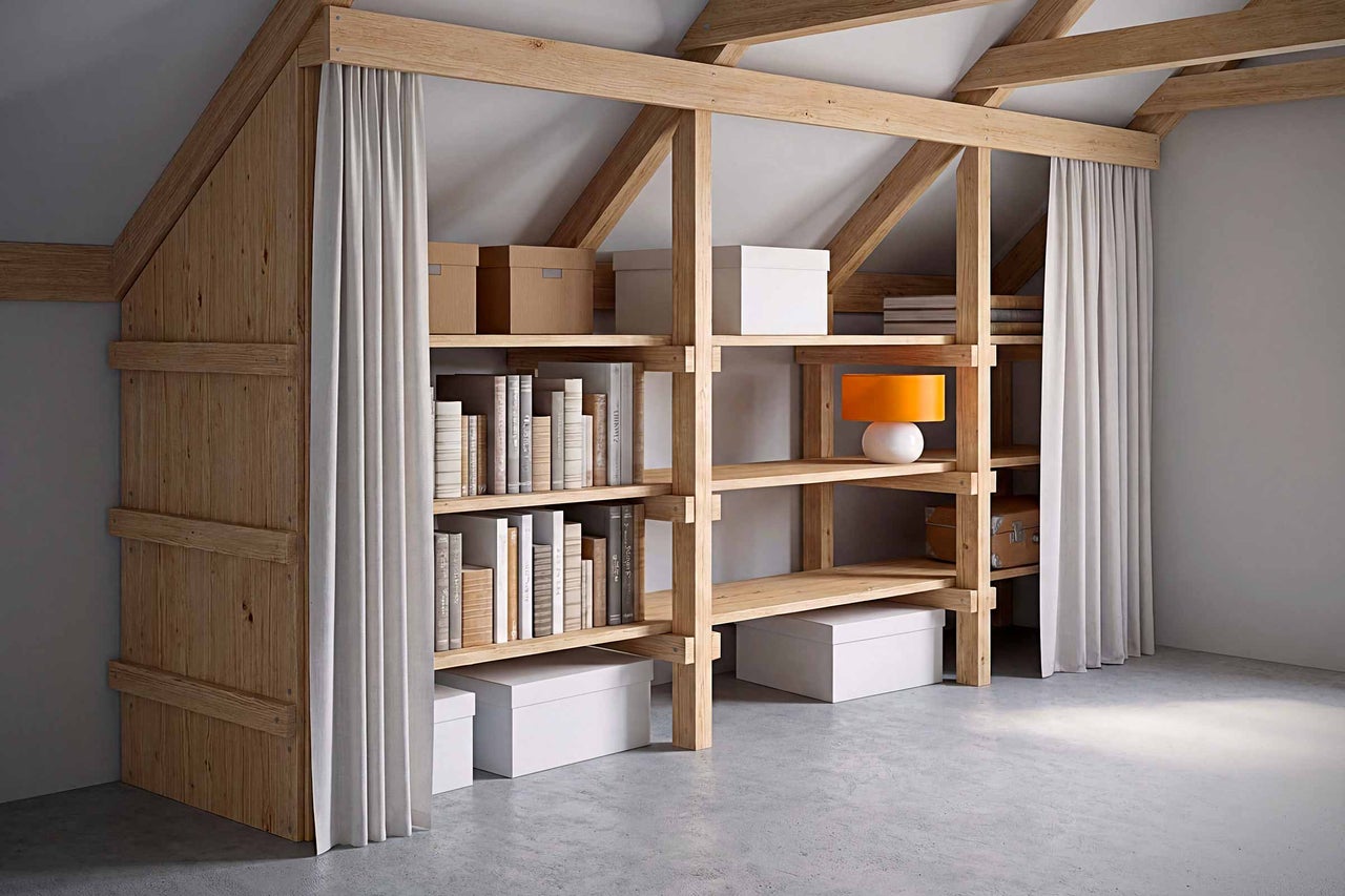 Holzregal mit Büchern, Kartons, Lampe und Vorhang in einem Dachzimmer