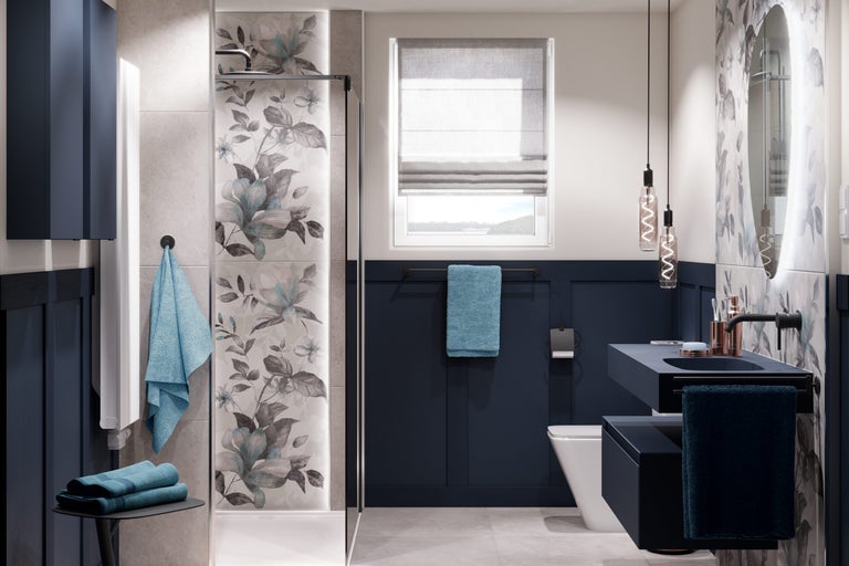 Helles Badezimmer mit Dusche, Waschbecken, Toilette und floralem Design