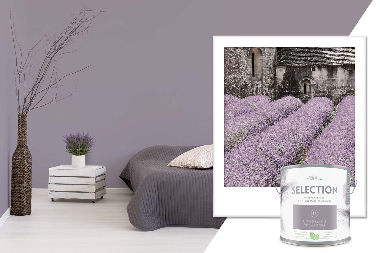 Wohnraum mit Bett, Dekoration und einem Farbdosenmotiv Blüte der Provence