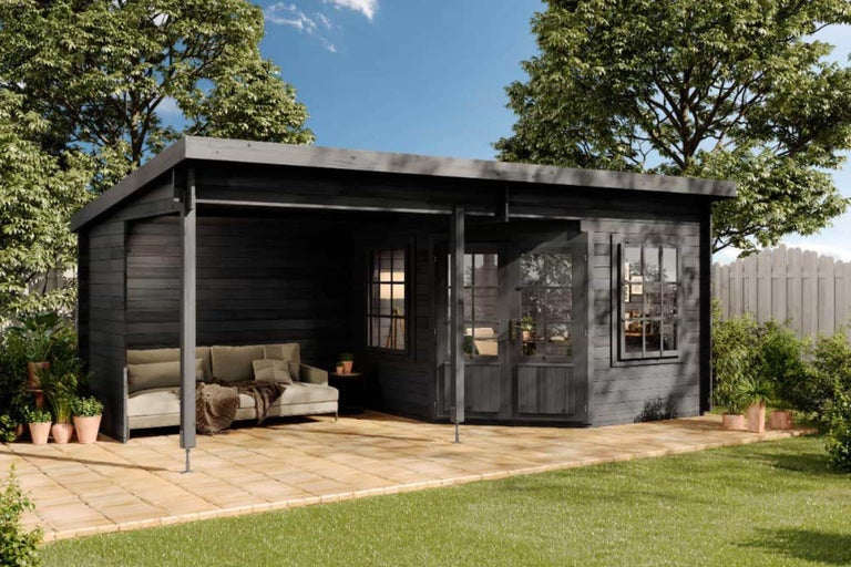 Holzgartenhaus mit Terrasse, Gartenmöbeln und Fenstern