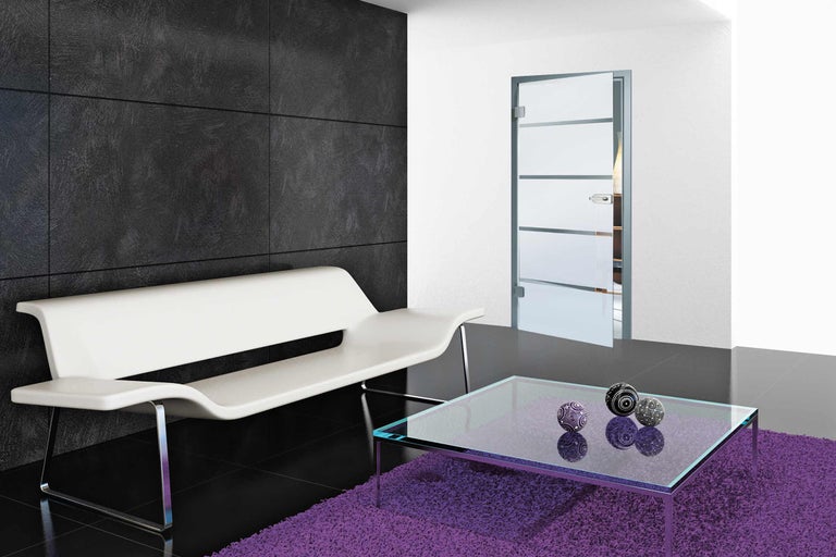 Modernes Wohnzimmer mit Sofa, Glastisch und Designtür