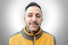 Porträt eines Mannes mit Bart in Arbeitskleidung