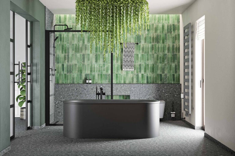 Badezimmer mit freistehender Badewanne, Dusche und grünen Fliesen