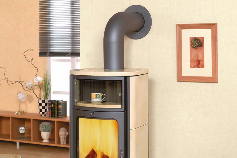 Kaminofen im Wohnzimmer mit Rauchrohr