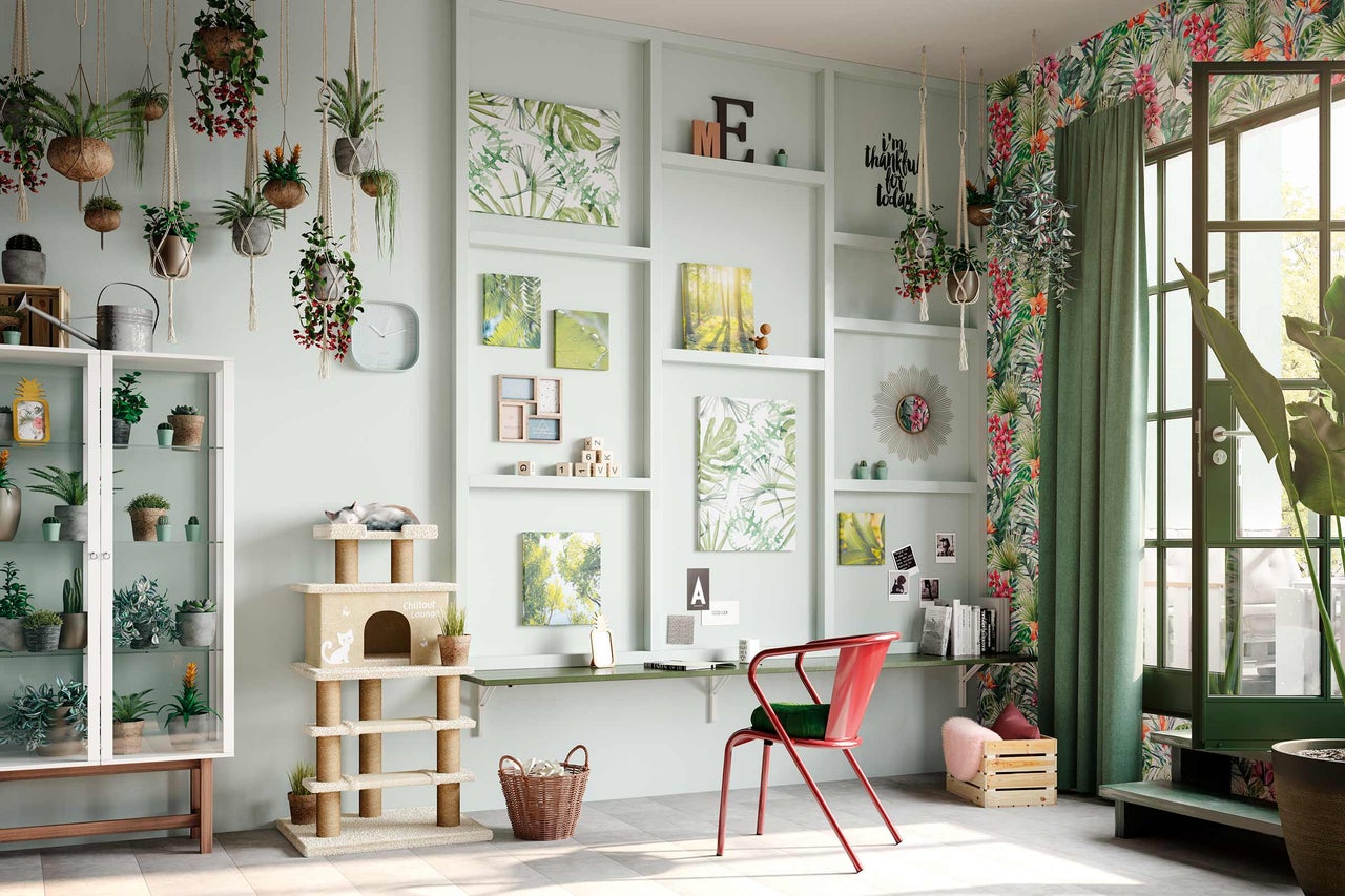 Einrichtungsidee für ein Arbeitszimmer mit Regalen, Schreibtisch, Stuhl, Katzenbaum und Zimmerpflanzen