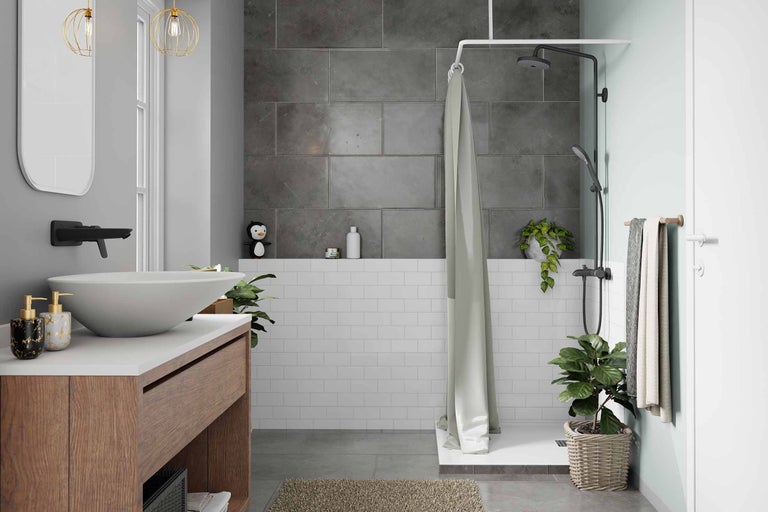 Helles Badezimmer mit Waschtisch, Dusche und grauen Fliesen