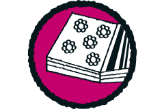 Aufgeschlagenes Tapetenbuch mit geblümtem Tapetenmuster.