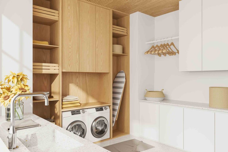 Heller Waschraum mit Waschmaschine, Trockner, Regalen und Bügelbrett