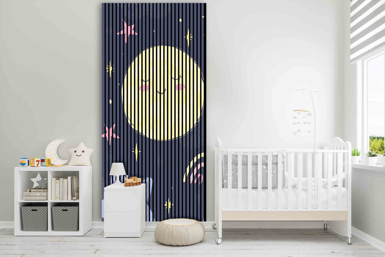 Kinderzimmer mit Babybett, Regal und Wandbild mit Mondmotiv